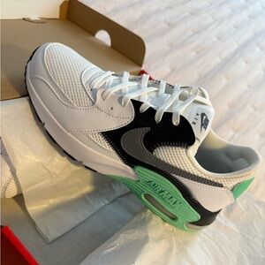NIB Women’s Nike Airmax Excee Size 9